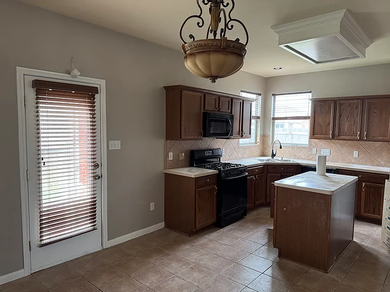 17801 Kilkenny Dr — Photo 5