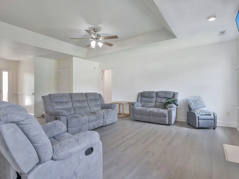 202 Weeping Hollow Ct — Photo 4