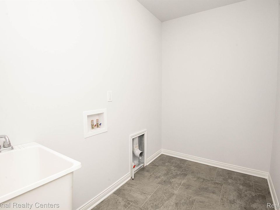 945 Guenevere Dr, photo 29