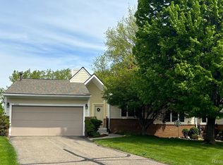 34060 Hillside Ct, Farmington, MI 48335