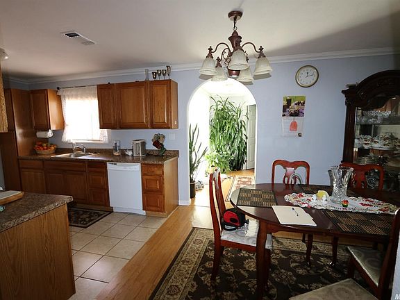 4th image of 3837 Elm St