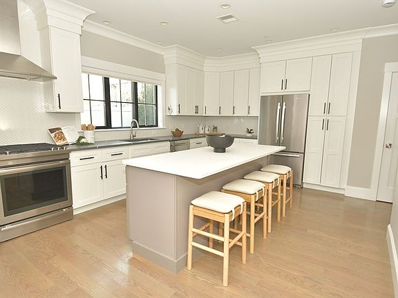 3rd image of 23 Orchard St #23