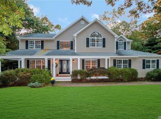10 Frontier Trl, Manorville, NY 11949