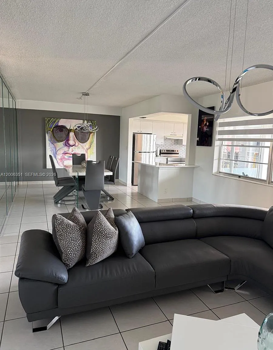 Eldorado Plaza West Condo — Photo 3