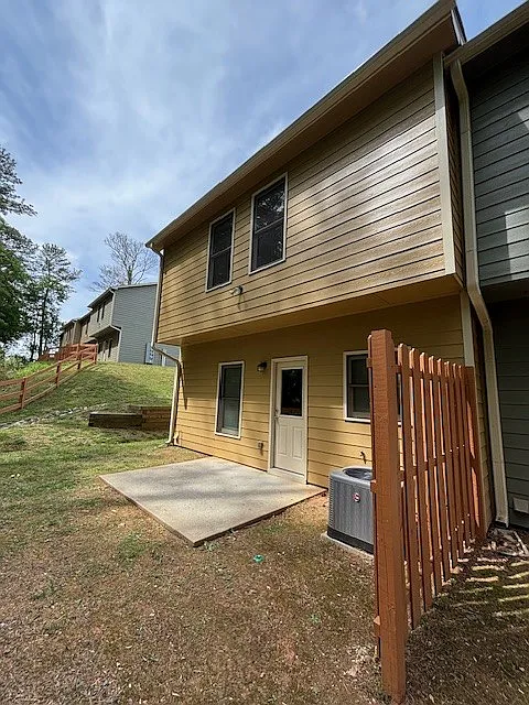 Building Photo - 220 Birch St #5