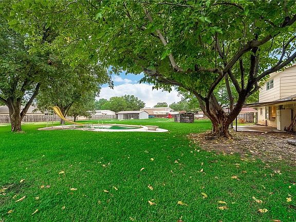 4th image of 1005 Nadine Ln
