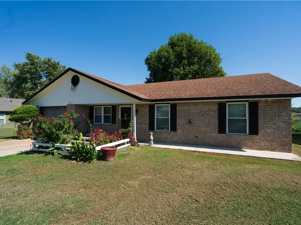 1817 Green Acres Cir, Springdale, AR 72764