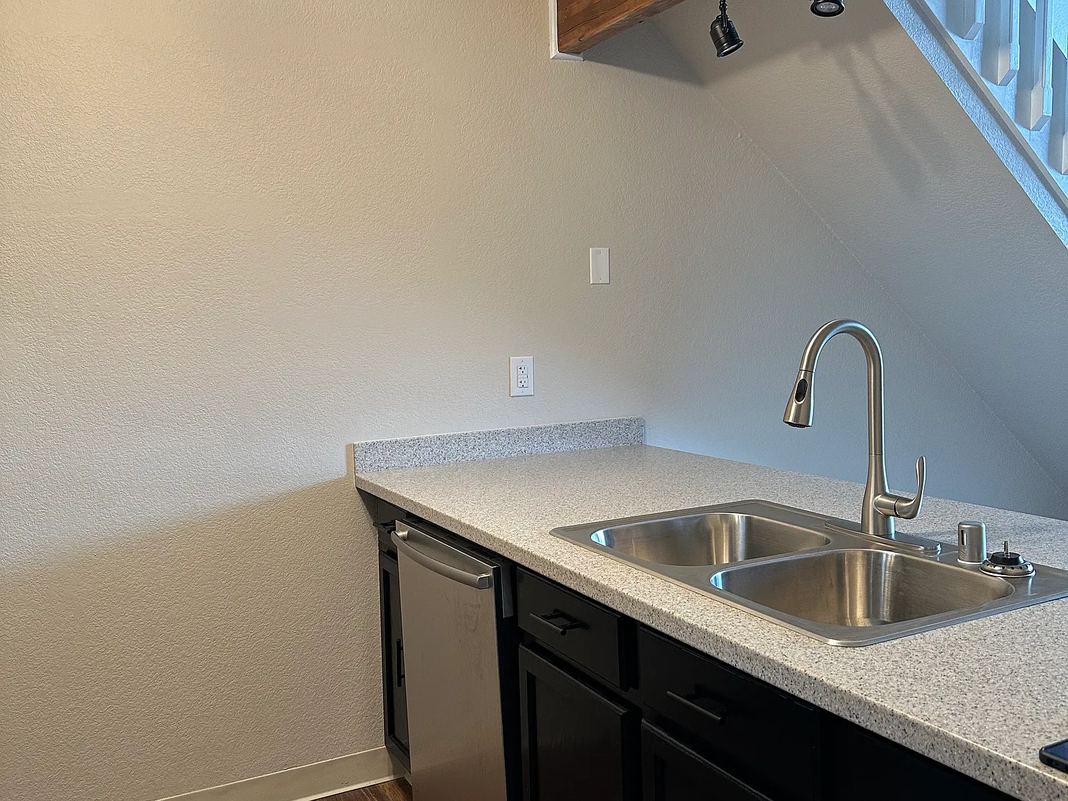 1 bed, 933 sqft, $1,895 — Photo 3
