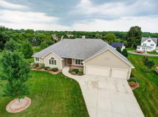 W126N6446 Willow Ct, Menomonee Falls, WI 53051