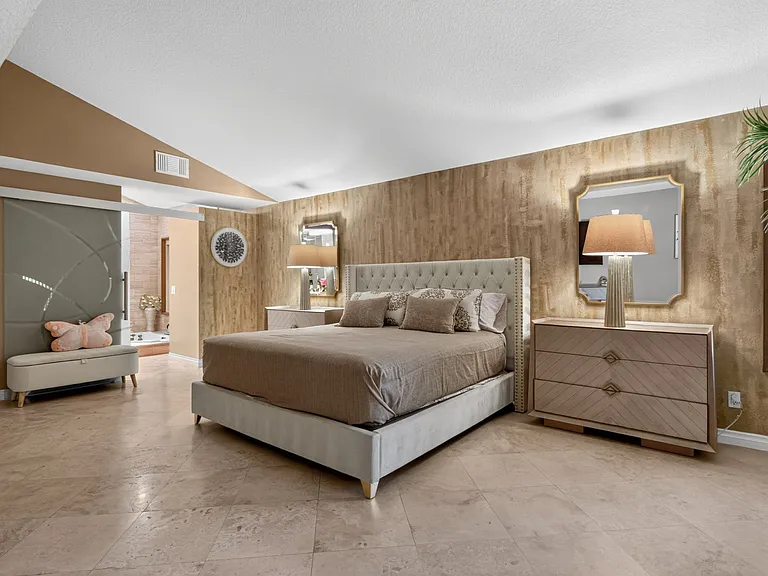 216 W Kavenish Dr — Photo 12