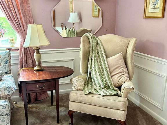 Living room- plenty of seating