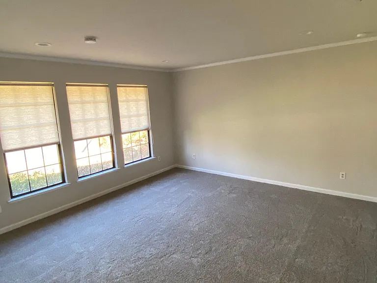 2202 McLaren Dr — Photo 9