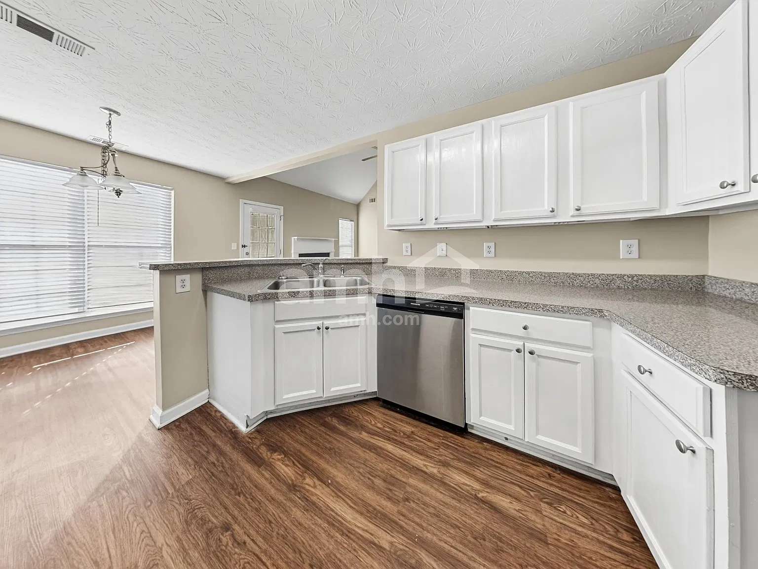 3 bed, 2.5 bath, 1831 sqft, $2,045 — Photo 4