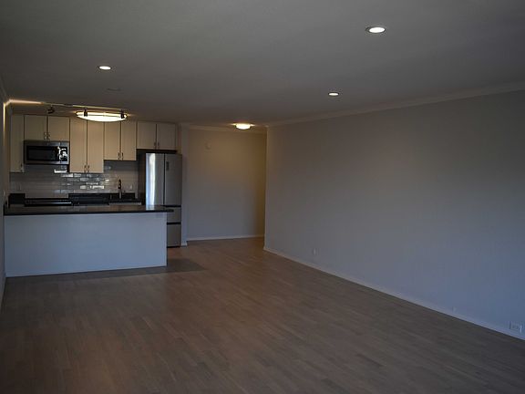4th image of 315 Wayne Pl #212