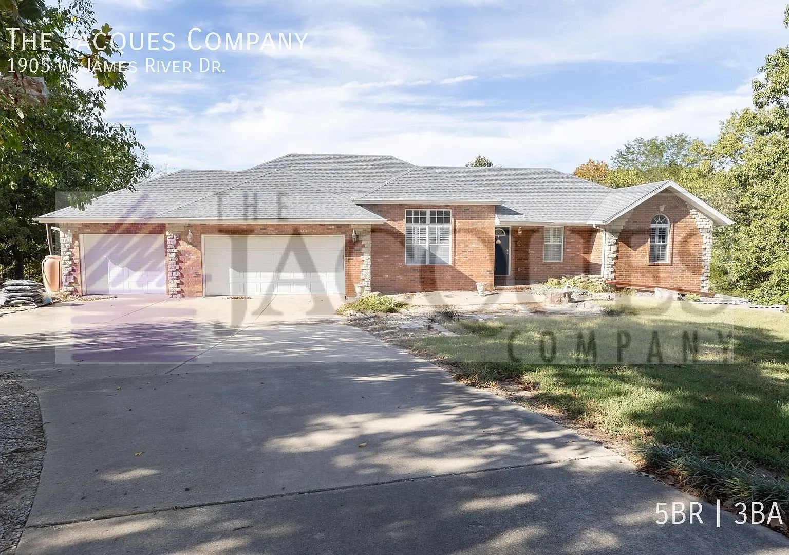 5 bedroom, 3 bath, 3 car garage home with pool & hot tub in Nixa — Photo 1
