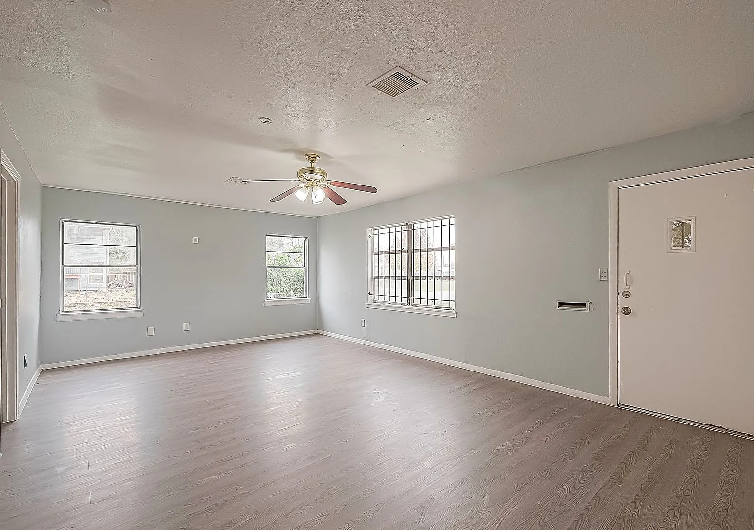 Spacious 3-Bed, 2-Bath Home with Large Backyard Convenient South Houston Home Near Medical Center... — Photo 3