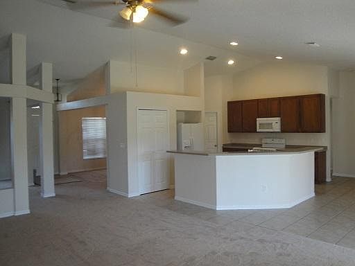 2nd image of 742 SE Thanksgiving Ave