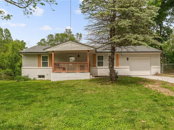 601 E Eisenhower Rd, Lansing, KS 66043