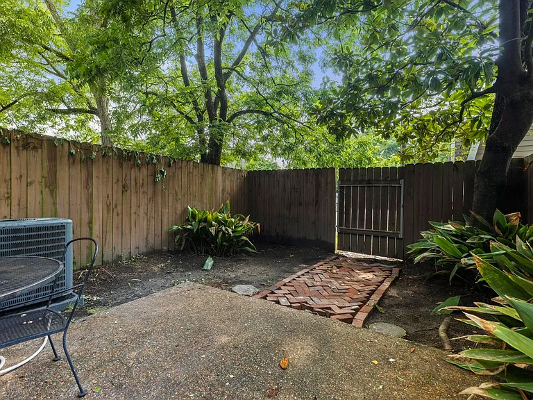 210 N Ross St #B — Photo 5