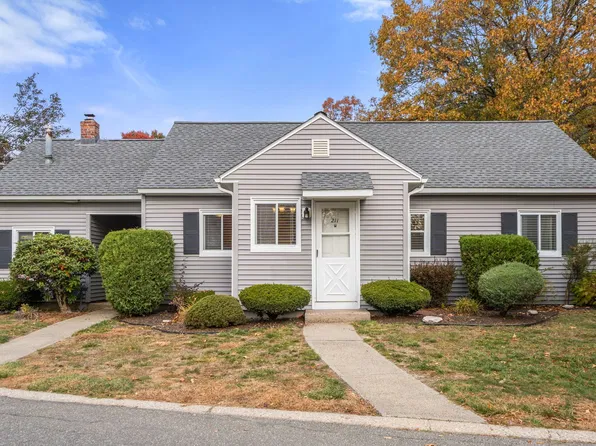 211 Horseshoe Dr #211, Chicopee, MA 01022