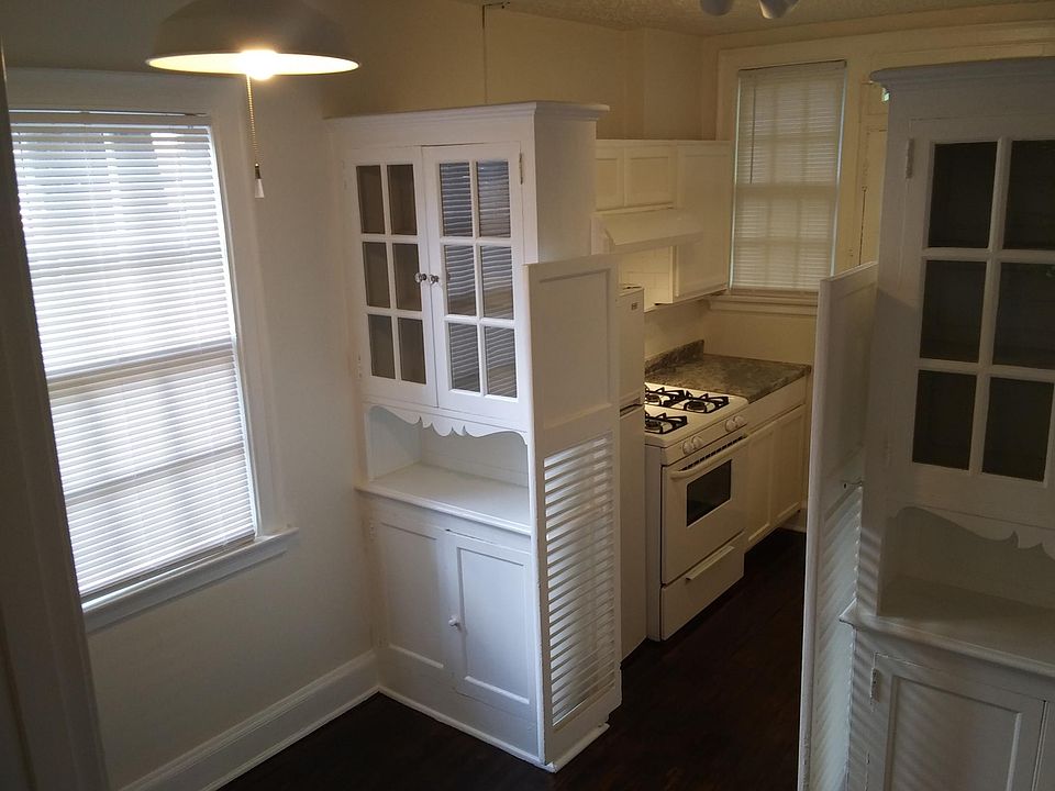 Breakfast nook on left can also serve as small office/work area.