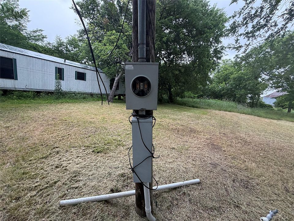 2nd image of 300 N Austin St