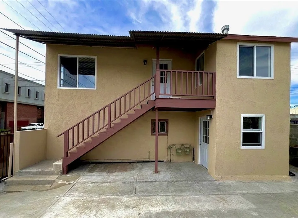 1561 W 38th Pl