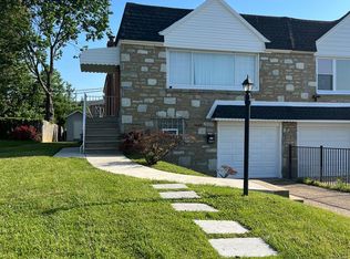 9986 Woodfern Rd, Philadelphia, PA 19115