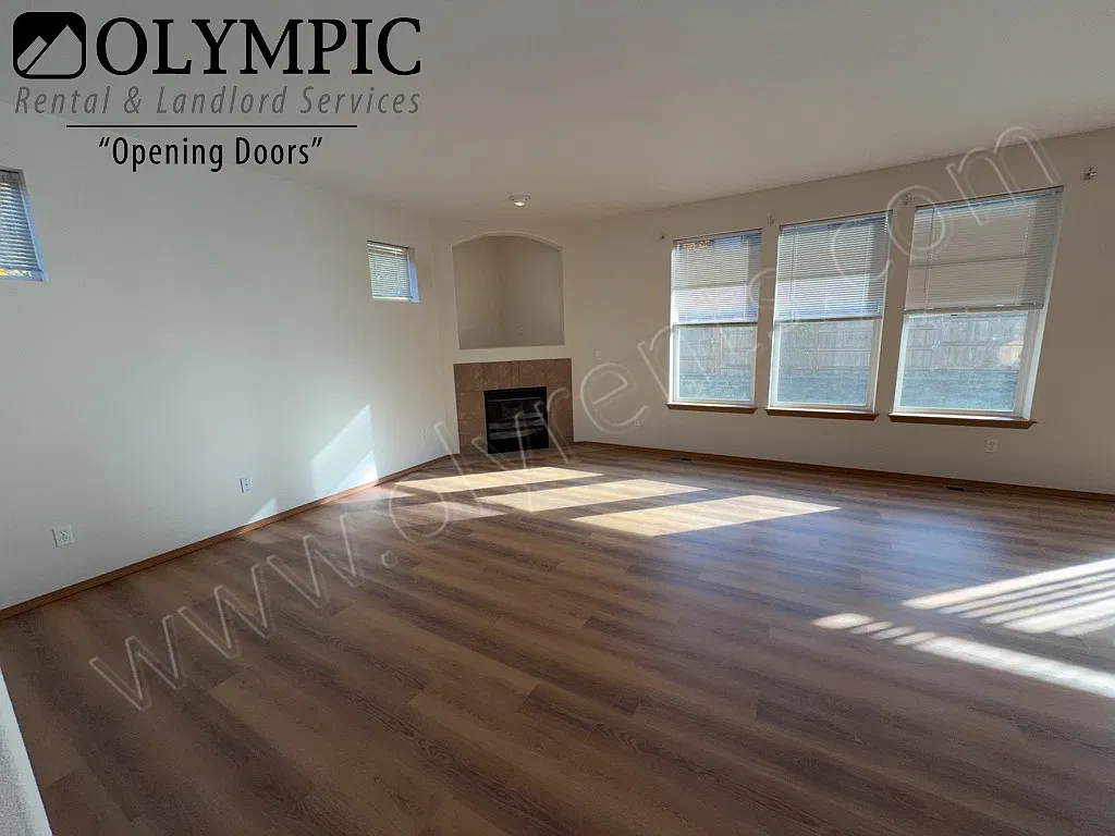 West Olympia 3 Bdrm + Office & Bonus Room - New Flooring & Paint! — Photo 4
