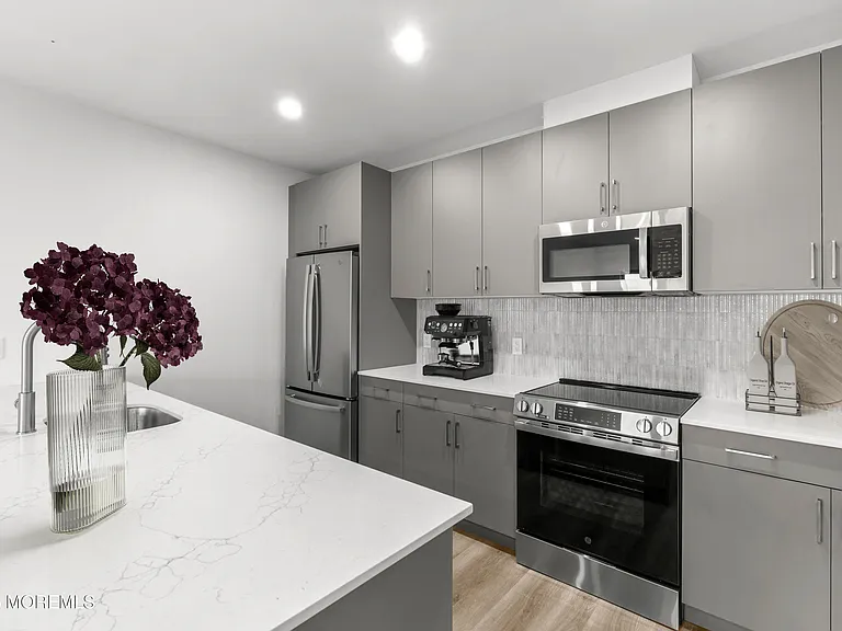 180 Morris Ave #307 — Photo 2