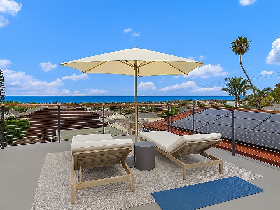 Roofdeck ready for sunbathing or evening sunsets. Virtually staged.