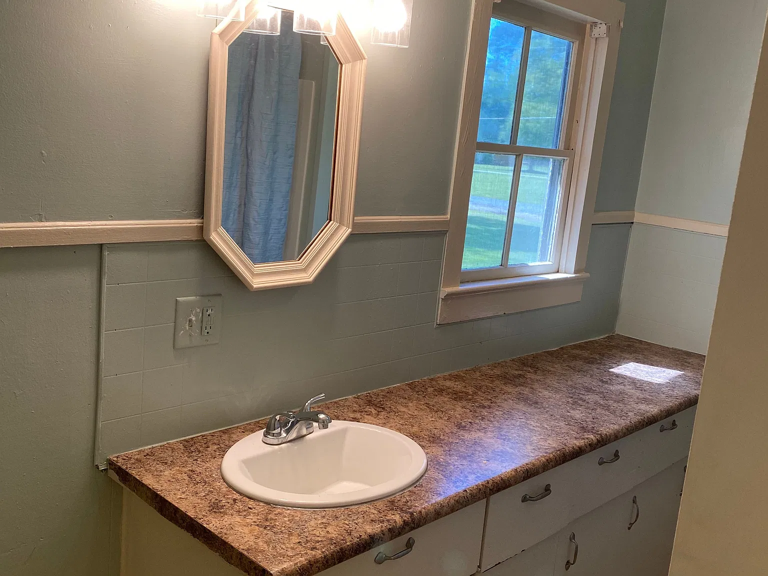 2 bed, 1.0 bath, 1100 sqft, $950 — Photo 1