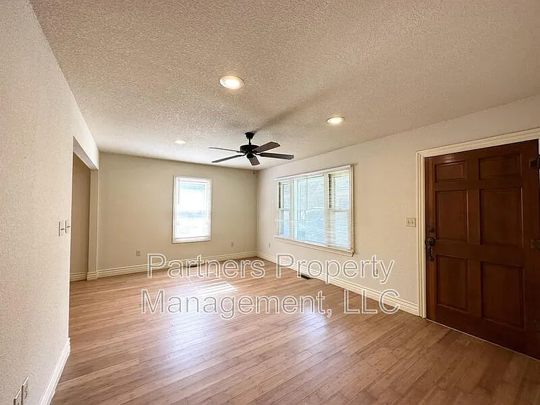 1140 W Hendrix St — Photo 3