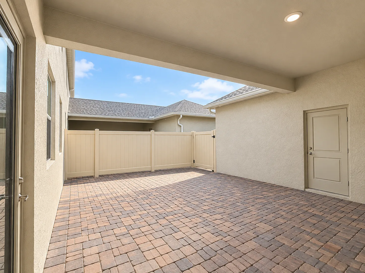 3 bed, 2.5 bath, 1600 sqft, $2,100 — Photo 2