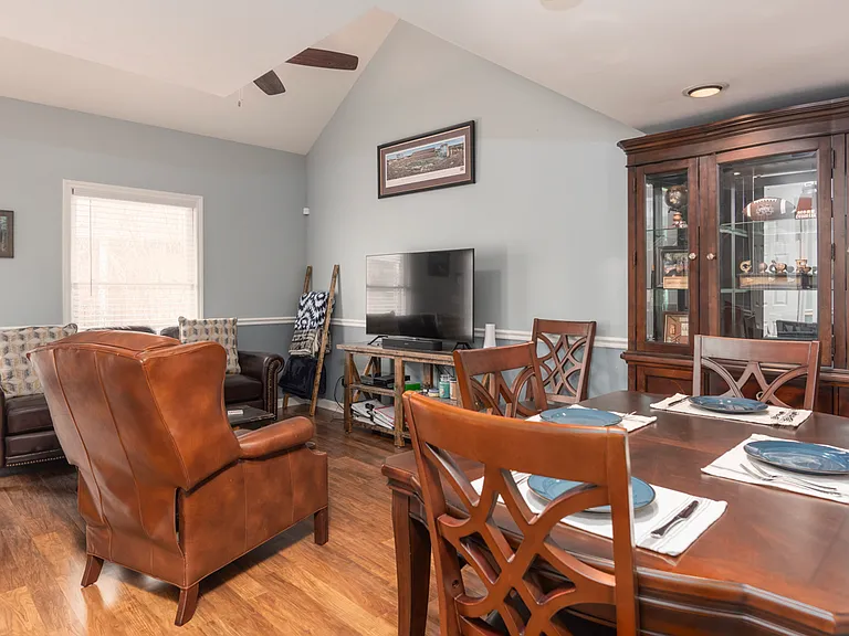 510 E Gillespie St #B8 — Photo 3