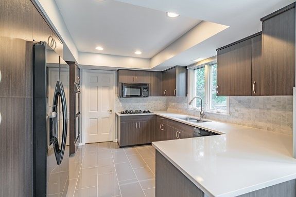 5th image of 8 Fairfax Ln