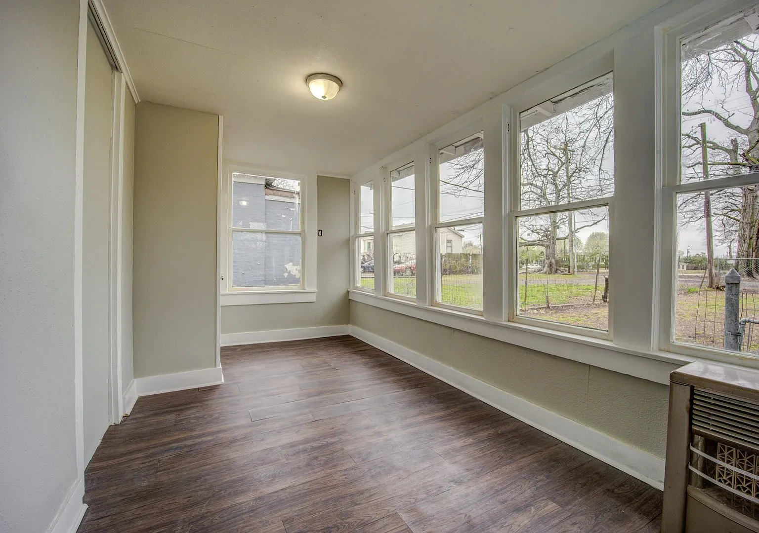 Free Month Rent! Freshly Updated 4 Bedroom House — Photo 3