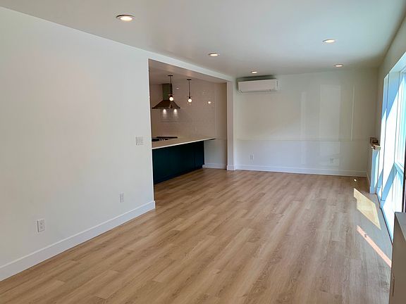 5th image of 4414 Thackeray Pl NE Unit B