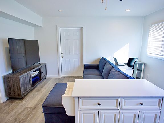 4th image of 947 10th St #2