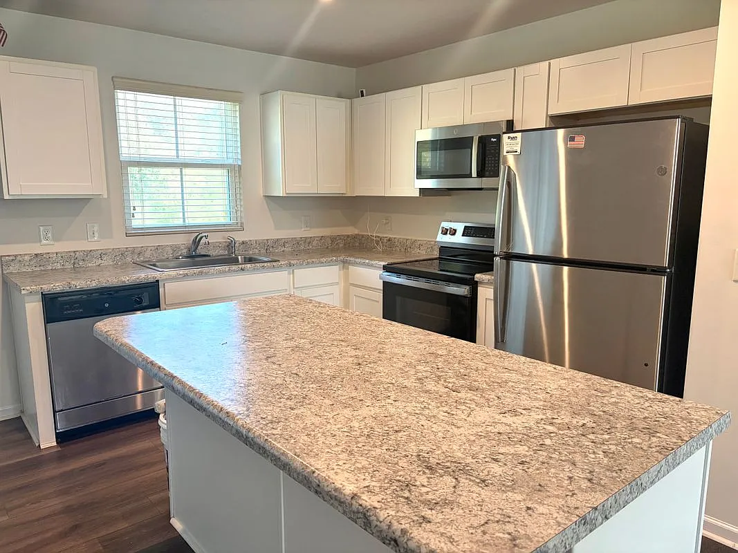 4 bed, 2.5 bath, 1680 sqft, $2,265 — Photo 3