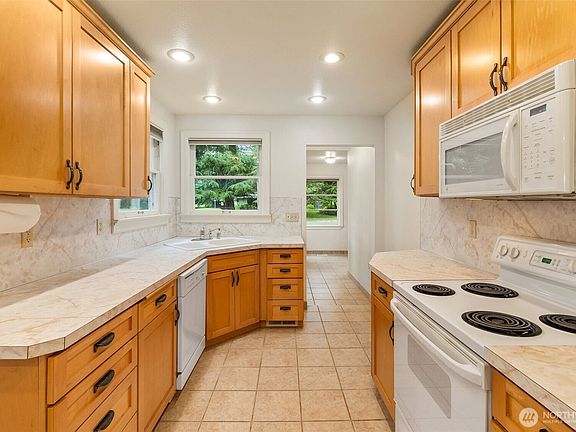 3rd image of 3143 Hilmes Court SE