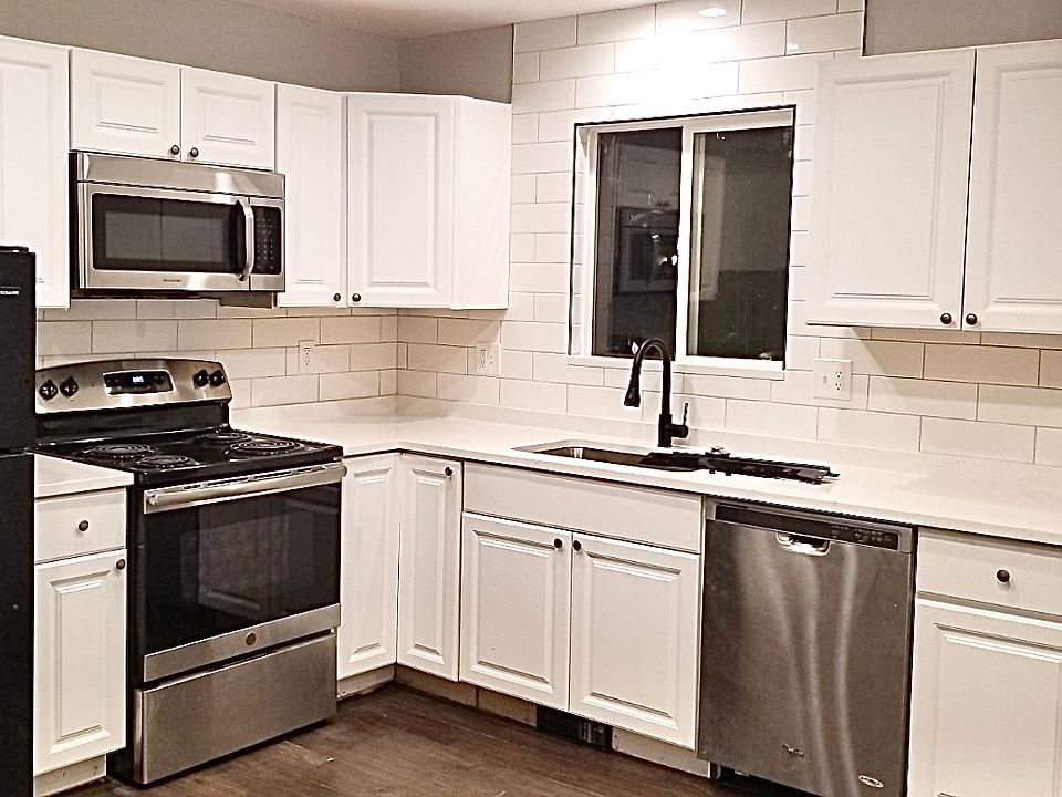 Beautiful, updated kitchen Granite Countertops, new appliances