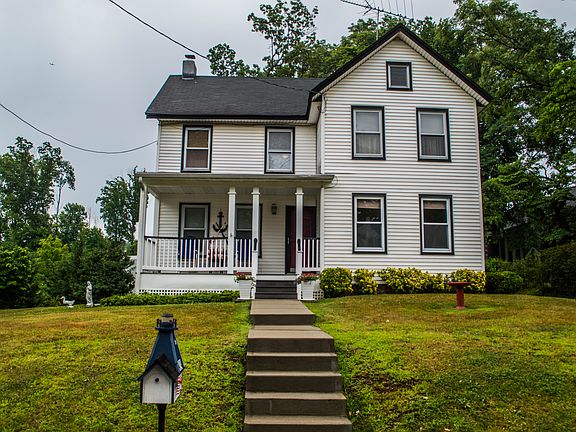 Lots of curb appeal!