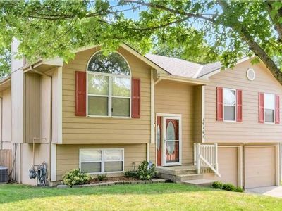 1916 NE Red Oak Ln, Blue Springs, MO, 64029