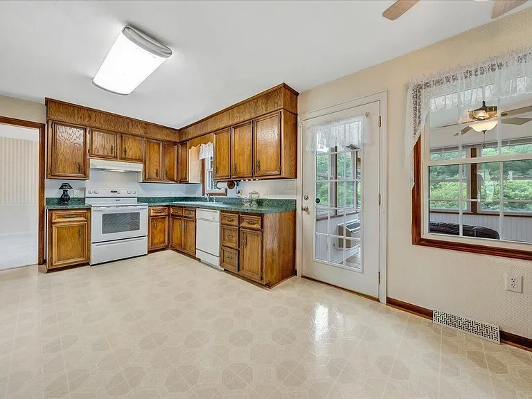 1066 Coopers Cove Rd — Photo 7