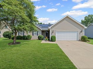 1204 Edgeview Dr, Mahomet, IL 61853