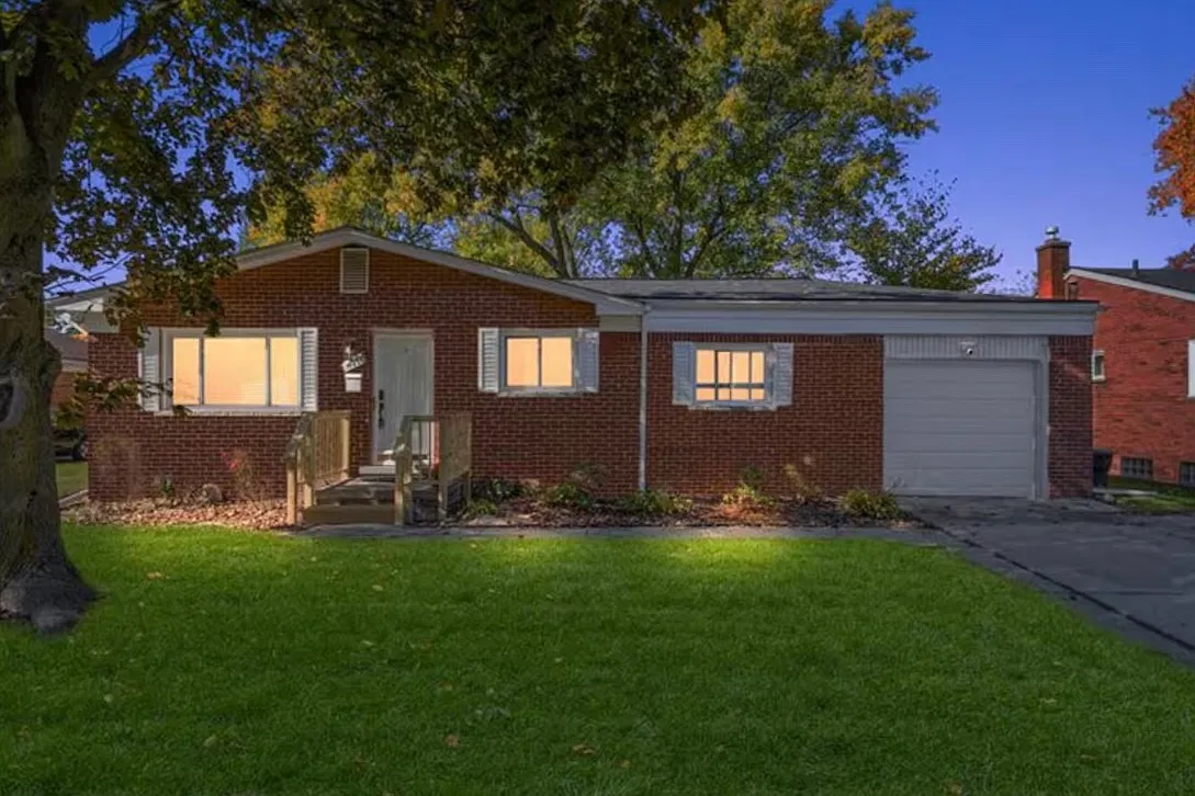 3 bed, 1251 sqft, $6,000 — Photo 1