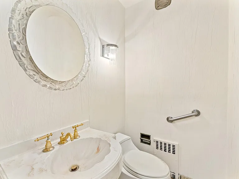 803 Barberry Ln — Photo 22