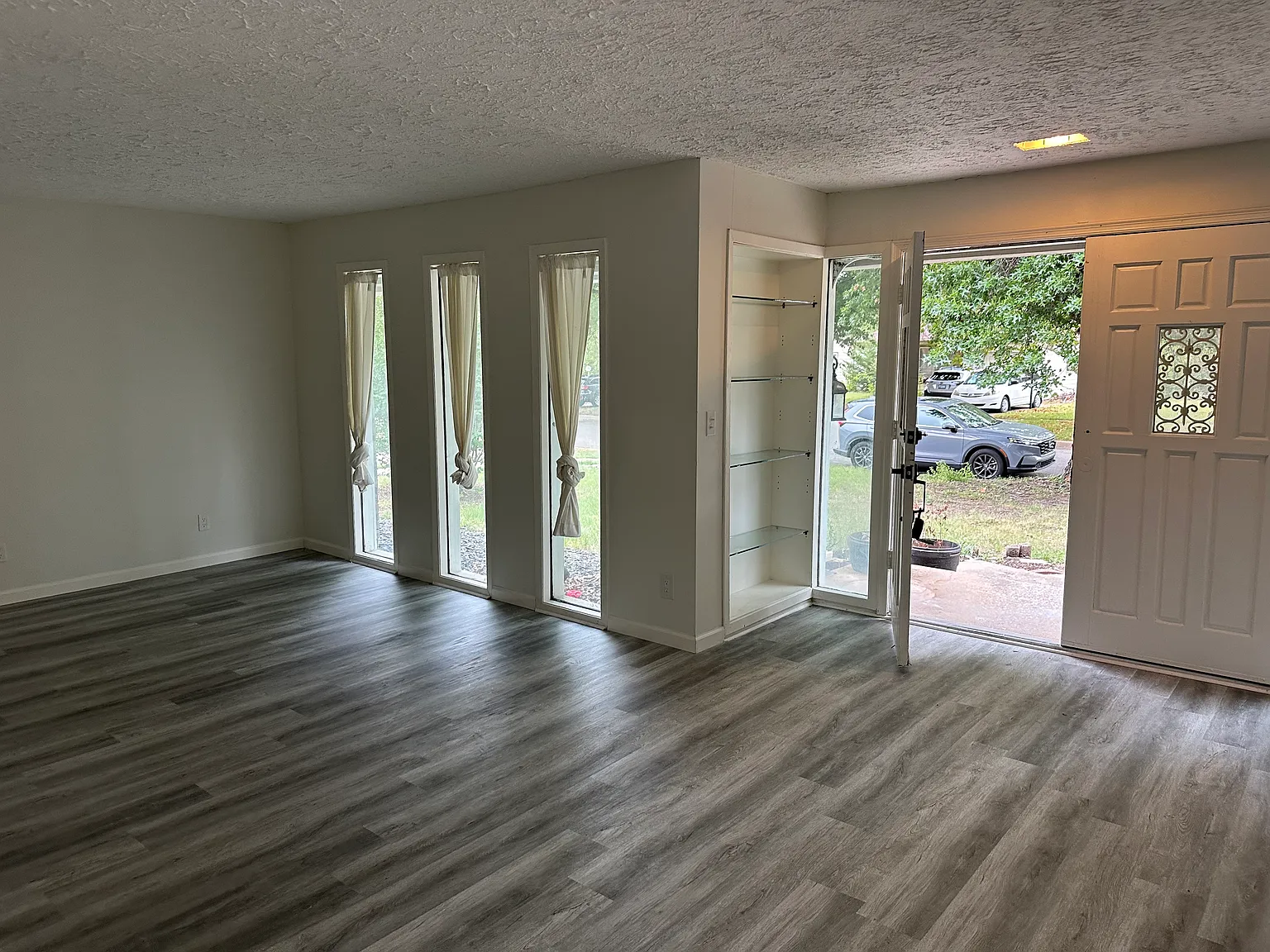 8 bed, 4500 sqft, $3,250 — Photo 4