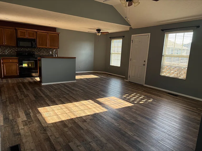 439 N Chandler Ave — Photo 15